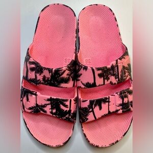 FREEDOM MOSES PALM PRINT SANDALS IN HOT PINK